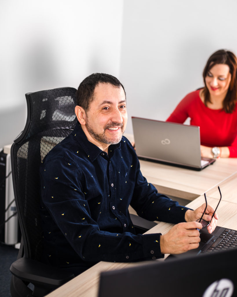 datawex, konateľ fitmy sediaci v kancelarií aj s kolegyňou, prijemné prostredie, odporné poradenstvo