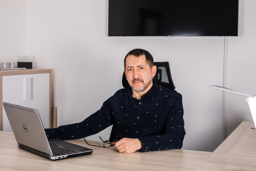 konatel firmy vo svojej kancelárií pri svojom pracovnom stole