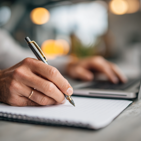 Detailné zábery rúk konzultanta ukazujúcich klientovi schému