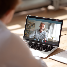 Mentor online akadémie vedie študenta cez videohovor, notebook s rozostreným rozhraním, jemné prirodzené tóny, (2)